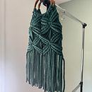 Bolso Macrame. Artesanato, Costura, Design, Design de acessórios, Macramê, Tecido, e Design têxtil projeto de Estefania Guarapo Viegas - 05.01.2025