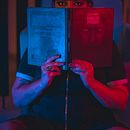 Suburban Witch Ein Projekt aus dem Bereich Fotoretuschierung, Fotografische Komposition, Beleuchtung für Fotografie, Fotografie und Bildbearbeitung von Juan Camilo Castrillon Giraldo - 07.01.2025