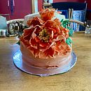 Peony Anniversary cake. Een project van Food St, ling y  Interieurdecoratie van Anu Cocksedge - 09.01.2025