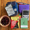 Mi proyecto del curso: Fotografía profesional para Instagram "Bookstagram". Marketing, Advertising, Mobile Photograph, Product Photograph, Photograph, Social Media, Instagram, Instagram Photograph, Lifest, le Photograph, and Mobile Marketing project by Verónica Giménez - 01.16.2025