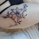 Tatuaje de flor con hojas . Un proyecto de Diseño de tatuajes, Ilustración tradicional e Ilustración botánica de mariasol_farfal - 21.01.2025