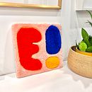 Tufted wall art with bright colors. Un proyecto de Artesanía, Tejido, Interiorismo, Punch needle y Diseño textil de Loreta Norkute - 28.01.2025