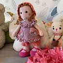 Muñeca Violeta. Un proyecto de Amigurumi, Crochet, Tejido, Diseño textil y Diseño de juguetes de susanasauco - 06.02.2025
