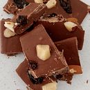 Tableta chocolate con leche y frutos secos. . Un progetto di Design, DIY, Fotografia gastronomica, Food St e ling di atanay ramirez - 10.02.2025