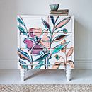 Hand-painted Floral Chest of Drawers. Un proyecto de Artesanía, Bellas Artes, DIY, Marketing, Creatividad, Sketchbook, Dirección de arte y Diseño de interiores de Chloe Kempster - 14.02.2025