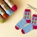Jardiniere Socks. Projekt z dziedziny Projektowanie dodatków, Projektowanie mod,  Tkactwo, Dziewiarstwo Ręczne, Wzornictwo tekst i liów użytkownika Anastasia Papathanaki - 17.02.2025