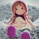 Bambola Romantica . Un progetto di Amigurumi, Artigianato, Uncinetto, Fiber Art, Textile Design e Design di giocattoli di Valentina Manfredini - 17.02.2025