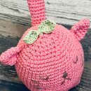 Strawberry Cat Girl Ein Projekt aus dem Bereich Spielzeugdesign, H, werk, Weben, Crochet, Amigurumi und Textildesign von Chana Berger - 21.02.2025