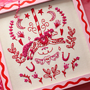 Rosa Pony-Stickerei Ein Projekt aus dem Bereich Stickerei, Textildesign, Nähen, Design, Stor, telling, Kreativität und Weben von Paula Torres - 13.03.2025