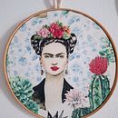 Bordado em bastidor decorativo. Criatividade, Tecido, Bordado, e Artesanato projeto de Maruza Gonçalves Martins - 17.03.2025