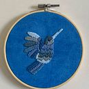 Colibri. Un progetto di Artigianato, Ricamo, Fiber Art e Textile Design di van_hoorebeke_marie - 20.03.2025