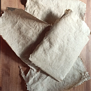 Papel con hojas de totora. Een project van Craft,  Beeldende kunst,  Boekbinding y DIY van ktdimi - 01.04.2025