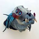 Cabeza montada en papel maché de Sammael. Un proyecto de Artesanía, Creatividad, Tejido, Pintura acrílica, Upc, cling y Escultura de Jordan Joyce - 24.04.2025