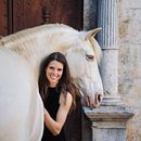 Equine photoshoot in old spanish village. Een project van Fotografie van Lucie Hyblova - 25.04.2025