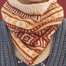 Proyecto Final : Rug Cowl ( Stranded colorwork in the round). Un proyecto de Diseño de complementos, DIY, Diseño de moda, Tejido y Tejido de punto de Rita Costa - 18.05.2025