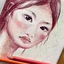 Mein Abschlussprojekt zum Kurs: Lebendiges Porträtzeichnen mit Buntstiften . Colored Pencil Drawing, Drawing, Portrait Drawing, and Sketchbook project by Manuela - 05.25.2025