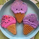 Galletas decoradas Conitos de nieve . Een project van Banketbakkerij, Eetbare kunst y Glazuur van Paola Berenice Gurrola Domínguez - 27.05.2025