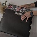 Funda para Laptop de cuero. Un proyecto de Artesanía, Diseño, Diseño de complementos y Costura de culto_clothing24 - 27.05.2025