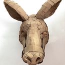 cardboard sculpture of a Kangaroo head. Un proyecto de Artesanía, Diseño de personajes, Bellas Artes y Escultura de Mari Posa - 04.06.2025