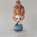 Marie Antoinette's Head. Un proyecto de Artesanía, Diseño, Diseño de personajes, Creatividad, Tejido, Decoración de interiores, Costura, Papercraft, Animación de personajes, Diseño de juguetes, Concept Art, Creatividad con niños, Stop Motion, Art to y Needle felting de Yeo Mei Ying - 05.06.2025