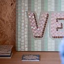 'Venice' Mosaic Sign. Un proyecto de Artesanía, Cerámica, Diseño de interiores e Interiorismo de Amy Exton - 05.06.2025