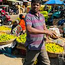 Vreemdelingen op de markt. Een project van Fotografie van simone_146946 - 17.06.2025