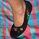 Ballerina mit Blumen und Regentropfen bestickt Ein Projekt aus dem Bereich Stickerei, H, werk, DIY und Textildesign von Melisa Oliva - 21.06.2025
