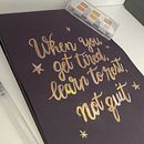 Lettering with metallic watercolors project. Un projet de Lettering manuel, Lettering , et Aquarelle de Irina Szasz-Eana - 08.07.2025