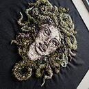 Medusa. Een project van Borduurwerk, Ontwerp van personages, DIY y Textielontwerp van Lívia Barbara Puskás - 14.07.2025