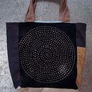 Bolso upcyling con bordado sashiko. Een project van DIY, Borduurwerk, Textiel, Textielontwerp, Upc y cling van Astro Nave - 20.07.2025