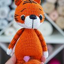 Tigre finalizado . Un progetto di Amigurumi, Art to, Artigianato, Creatività con i bambini, Uncinetto e Fiber Art di cinthia_m - 03.08.2025