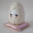 A Pretty Egg. Arts, Crafts, DIY, Character Design, Creativit, Fiber Arts, Sewing, Paper Craft, To, Design, Sculpture, Art To, s, and Needle Felting project by Yeo Mei Ying yeo - 08.18.2025