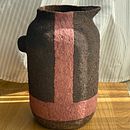 Coffee & Paper: Sculpting a Recycled Vase. Een project van Craft, Keramiek,  Interieurdecoratie, DIY, Papercraft, Productontwerp, Upc y cling van zoeljones - 19.08.2025