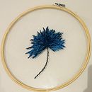 Flor azul. Un progetto di Design di accessori, Illustrazione botanica, Ricamo e Textile Design di Vanessa Andreazza - 23.08.2025