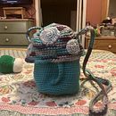 Simple Crochet mushroom bag from scrap yarn. Un progetto di Artigianato di Kimberlee Spears - 23.08.2025