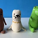 Los tres amigos. Un progetto di Amigurumi, Artigianato, Uncinetto, DIY, Fiber Art, Textile Design e Design di giocattoli di Arturo Espinoza - 06.09.2025