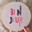 Técnicas avanzadas para letras bordadas. Un progetto di Ricamo, Illustrazione tradizionale, Lettering e Textile Design di Oriana - 18.09.2025