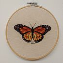 Farfalla monarca. Un projet de Broderie, Illustration traditionnelle , et Design textile de gio_lula - 26.09.2025
