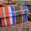 Plaid Clutch. Een project van Craft, Borduurwerk, DIY, Textiel, Punch needle y Textielontwerp van Lauren O'Neill - 04.10.2025