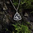 Joyas de plata inspiradas en lunas y el universo en un bosque de musgo. Un projet de Photographie , et Design de bijoux de edurneg - 04.10.2025