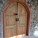 Puerta curva muro de piedra. Marcenaria projeto de Cristian Moná - 13.10.2025