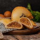 Empanadas . Un projet de Photographie numérique, Photographie gastronomique, St, lisme culinaire, Photographie pour Instagram, Retouche photographique, Éclairage photographique, Photographie, Postproduction photographique, Photographie de produits , et Photographie de studio de caiocallixto - 24.10.2025