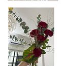 Crimson Balance. Decoração de interiores, DIY, Design floral e vegetal, Design de interiores, e Paisagismo projeto de PITCHAPA KUMTA - 26.10.2025