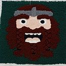 Almohadon Vikingo . Un progetto di Ricamo, Interior Design, Punch needle e Textile Design di Jennifer Araneda - 26.10.2025