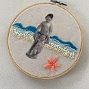 Bordando un recuerdo . Un progetto di Collage, DIY, Ricamo, Stampa e Textile Design di Diana Ochoa - 04.11.2025