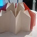 LÁMPARA DE CARTON ROJO  Ein Projekt aus dem Bereich H, werk, Dekoration von Innenräumen, DIY, Möbeldesign und - bau, Beleuchtungsdesign und Kartonmodellbau von Tavane Mong - 20.11.2025