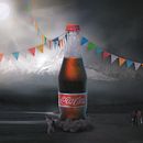 Coca-Cola bottle standing in a foggy mountain. Fotografia, Pós-produção fotográfica, Retoque fotográfico, Publicidade, e Fotografia publicitária projeto de Azeem Ahamed - 24.11.2025
