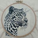 Bordado a mano de un jaguar  Ein Projekt aus dem Bereich Zeichnung, Stickerei, Weben, Traditionelle Illustration, Realistische Zeichnung und Textildesign von Alina Cartu - 26.12.2025