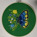 Entre flores e asas . Design accesoriu, Arte și meșteșuguri, Ilustrație botanică, DIY, Broderie, Scriere manuală, Design de bijuterii, Ilustrație naturalistă, Design de model, Coasere, Design textil, Ilustrație tradițională, Tipografie, Upc și cling de Maria Daniela Teixeira Gonçalves Roque - 01.03.2026