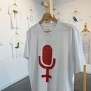 EXPOSICIÓN ITINERANTE «CAMISETAS QUE ENSEÑAN». Un progetto di Graphic design di Leire y Eduardo - 19.01.2026